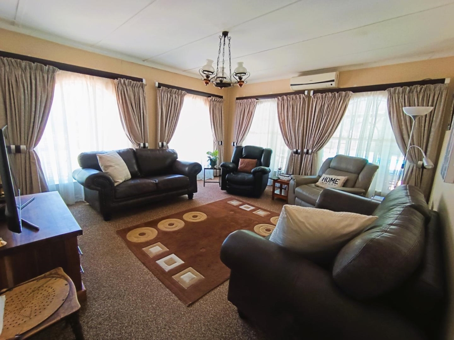 4 Bedroom Property for Sale in Langenhovenpark Free State